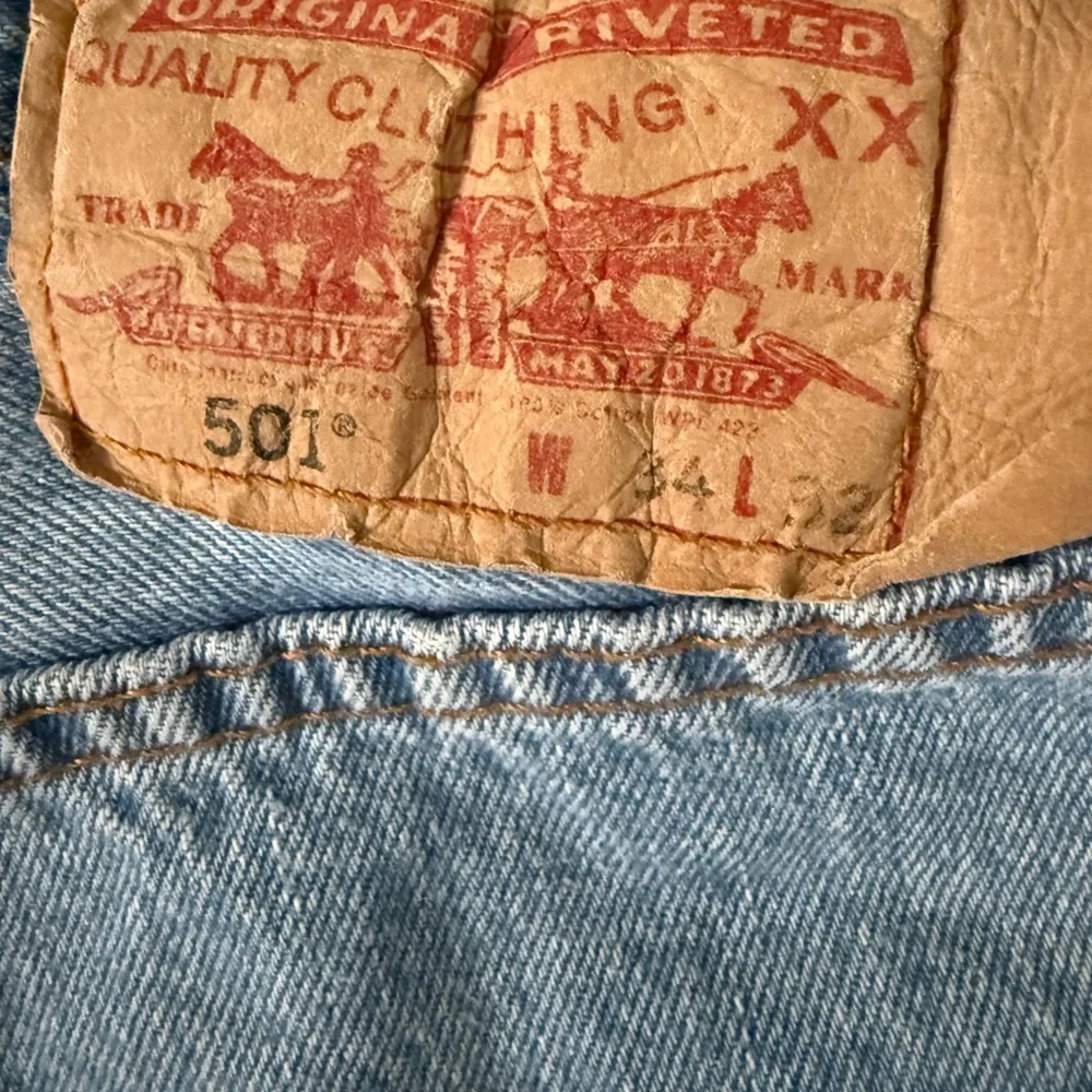 Vintage Levi's shorts 501, Light Blue Frayed Hem Jean 34 - Picture 3 of 4